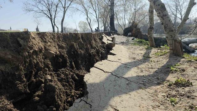 9 yıl sonra gelen taşkınlar zemini vurdu: Tunca Nehri&rsquo;ndeki kıyıda yarıklar oluştu 2
