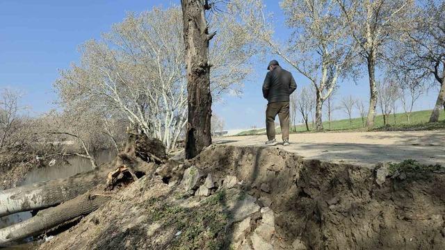9 yıl sonra gelen taşkınlar zemini vurdu: Tunca Nehri&rsquo;ndeki kıyıda yarıklar oluştu 1