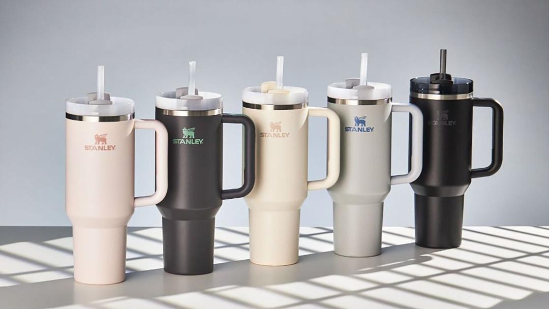 Yanan arabadan sağlam çıkan o termos: Stanley Quencher termoslar indirimde 2