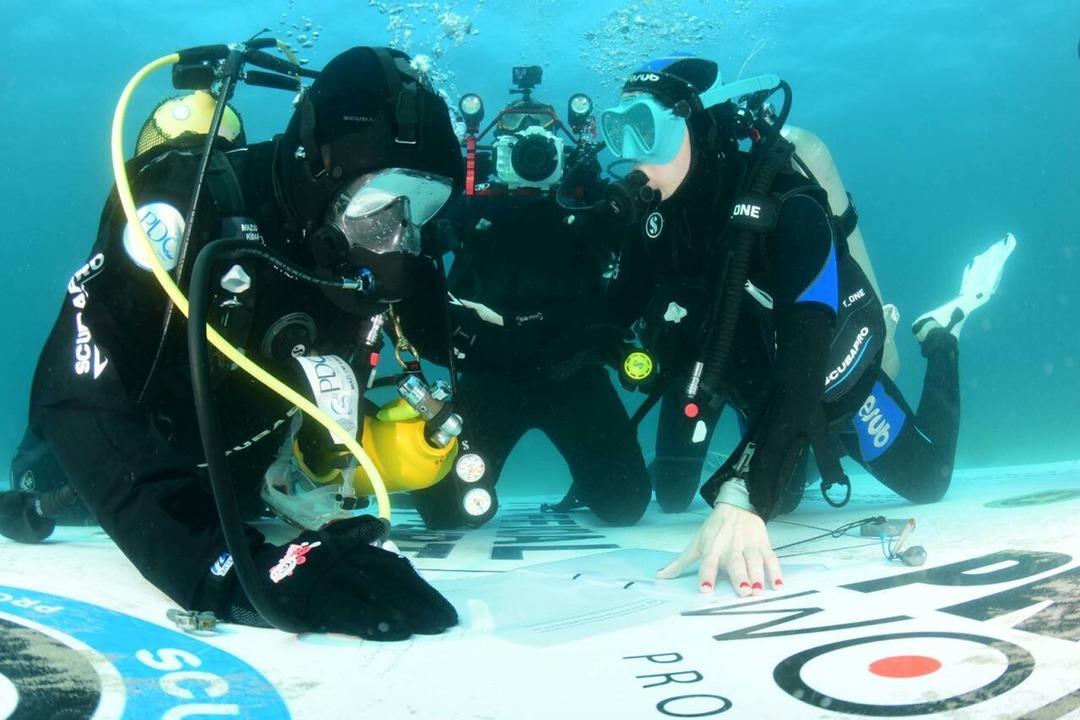 T&uuml;rk dalgı&ccedil;tan d&uuml;nya rekoru: 36 saat soğuk suyun altında kaldı! 2