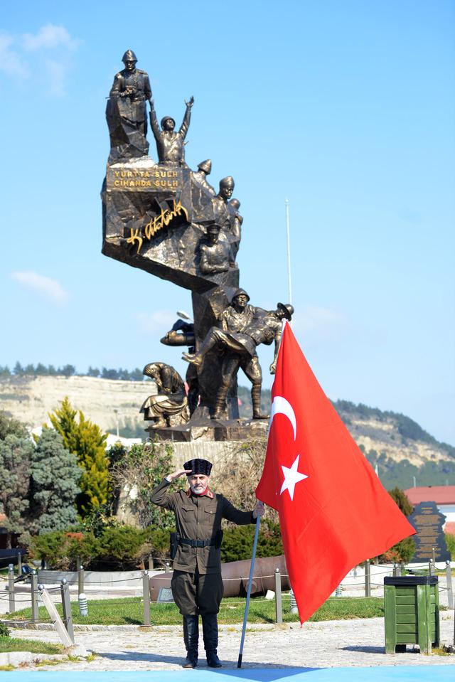 İstanbul dan &Ccedil;anakkale ye y&uuml;r&uuml;yen gazi torunu "şehitler diyarına" ulaştı 4