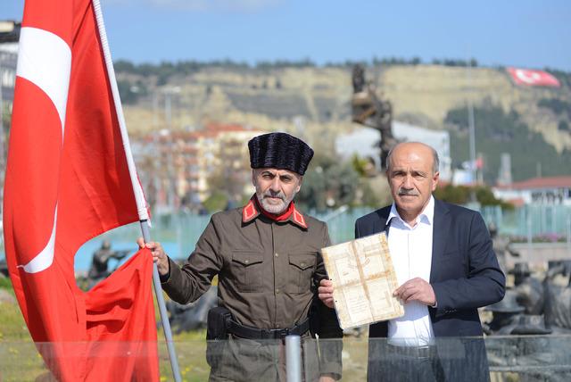 İstanbul dan &Ccedil;anakkale ye y&uuml;r&uuml;yen gazi torunu "şehitler diyarına" ulaştı 3