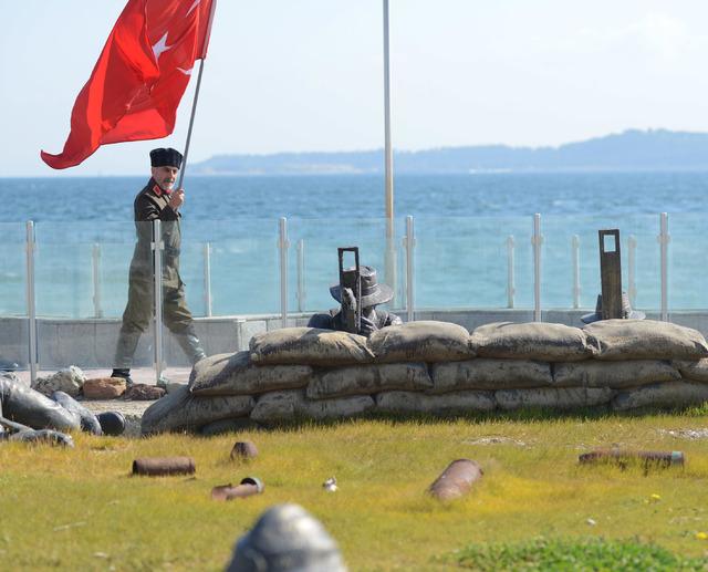İstanbul dan &Ccedil;anakkale ye y&uuml;r&uuml;yen gazi torunu "şehitler diyarına" ulaştı 2