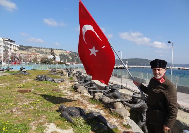 İstanbul dan &Ccedil;anakkale ye y&uuml;r&uuml;yen gazi torunu "şehitler diyarına" ulaştı 1