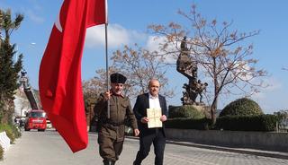 İstanbul'dan &Ccedil;anakkale'ye y&uuml;r&uuml;yen gazi torunu "şehitler diyarına" ulaştı