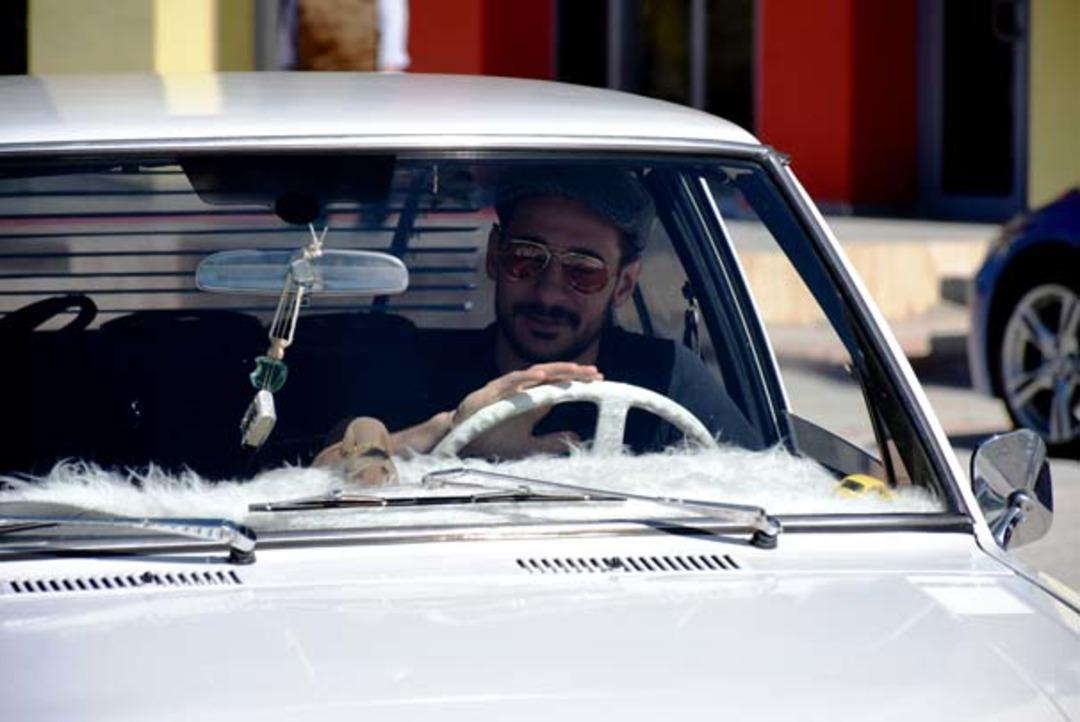 &Uuml;nl&uuml; futbolcunun arabasını almak i&ccedil;in sıraya giriyorlar 