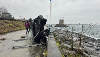 Rize&rsquo;de takla atan otomobil beton bariyere &ccedil;arparak denize u&ccedil;maktan kurtuldu