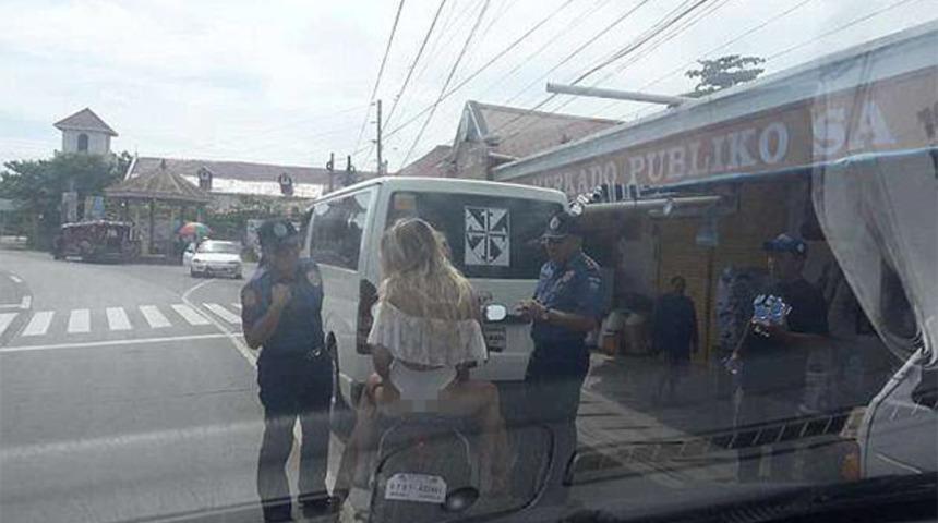 Polis motosikleti durdurdu gen&ccedil; modele cezayı kesti: Poponu &ouml;rt!