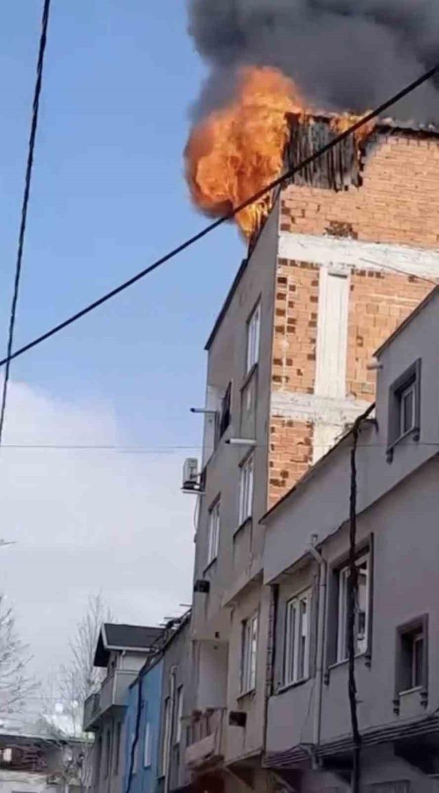 Bursa&rsquo;da &ccedil;atı katı alevlere teslim oldu 2