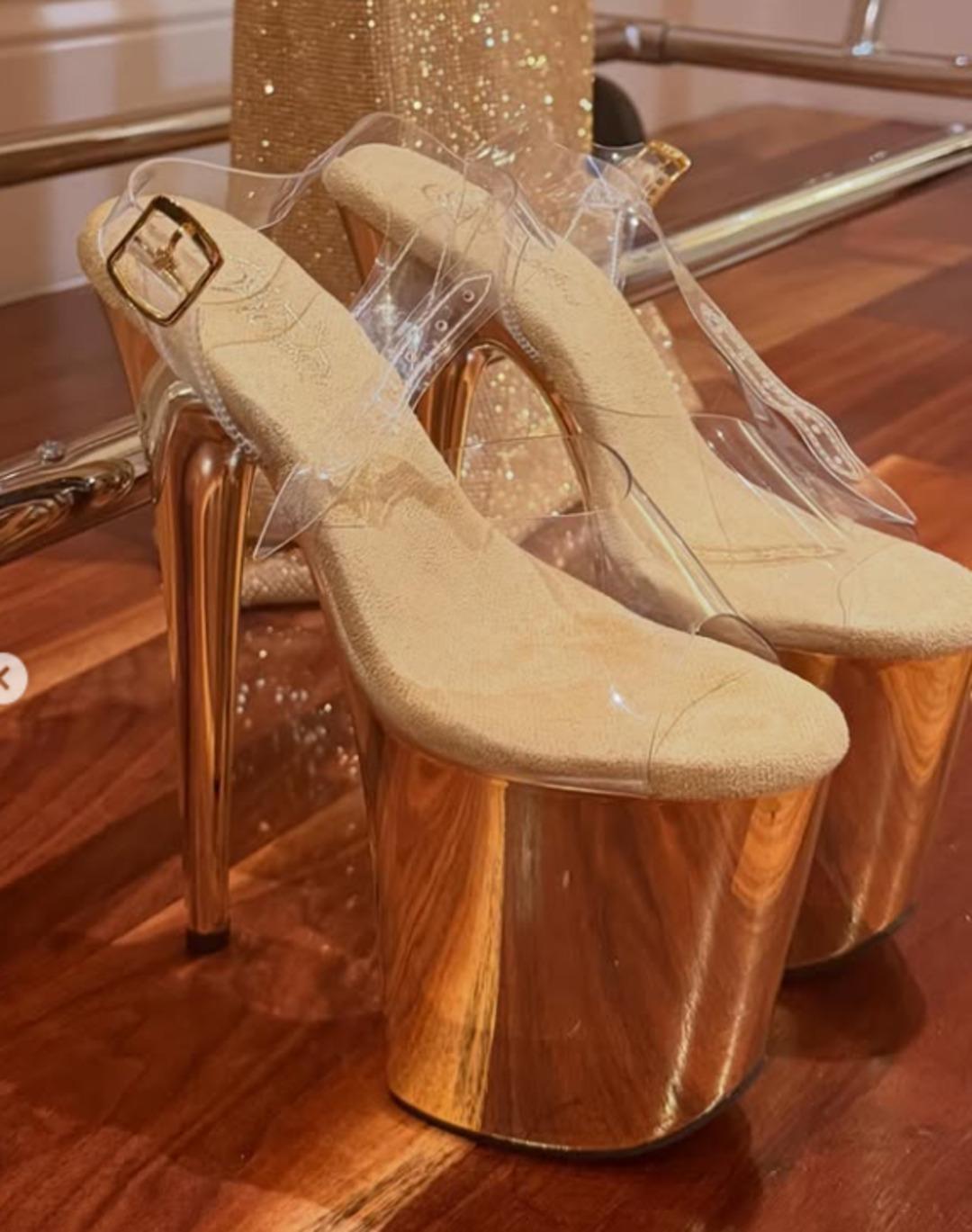 Kim Kardashian yürümekte zorlandı! Altın elbisesi ve dev topukları olay oldu 2