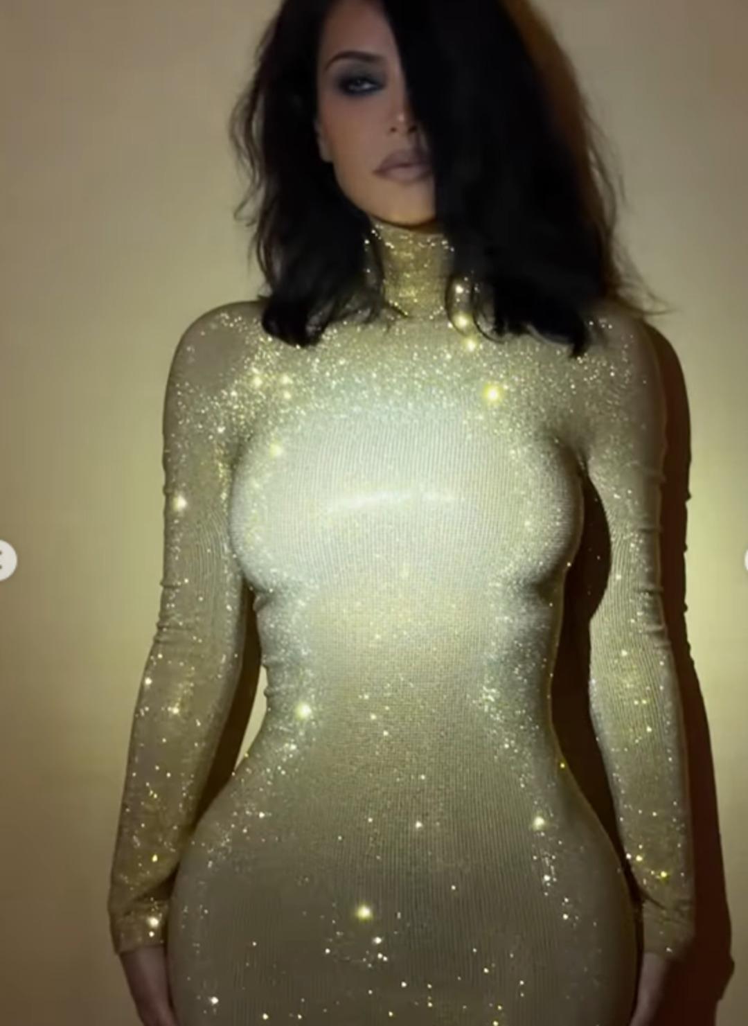 Kim Kardashian yürümekte zorlandı! Altın elbisesi ve dev topukları olay oldu 3