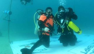 T&uuml;rk dalgı&ccedil;tan d&uuml;nya rekoru: 36 saat soğuk suyun altında kaldı!