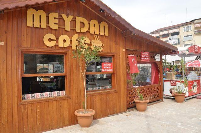 Kafe işletmecisinden örnek davranış