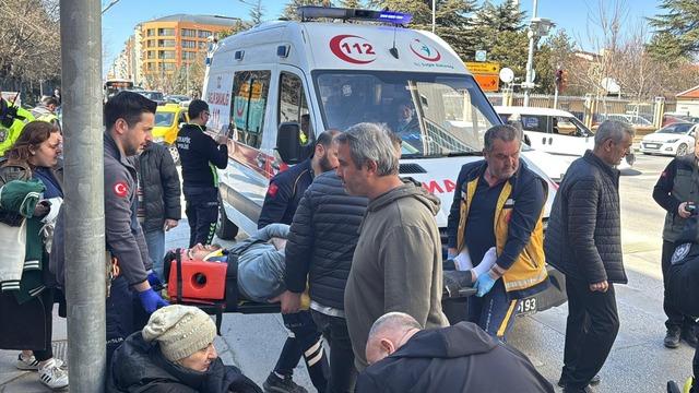 Kırmızı ışıkta duran araca &ccedil;arpan otomobil, yayaların arasına daldı; 5 yaralı 5