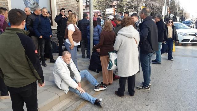 Kırmızı ışıkta duran araca &ccedil;arpan otomobil, yayaların arasına daldı; 5 yaralı 4