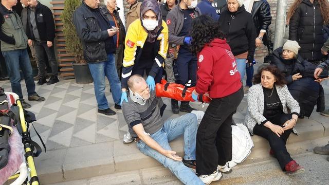 Kırmızı ışıkta duran araca &ccedil;arpan otomobil, yayaların arasına daldı; 5 yaralı 3