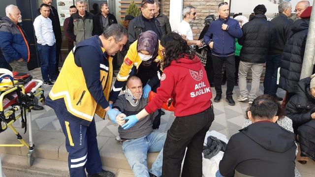 Kırmızı ışıkta duran araca &ccedil;arpan otomobil, yayaların arasına daldı; 5 yaralı 2