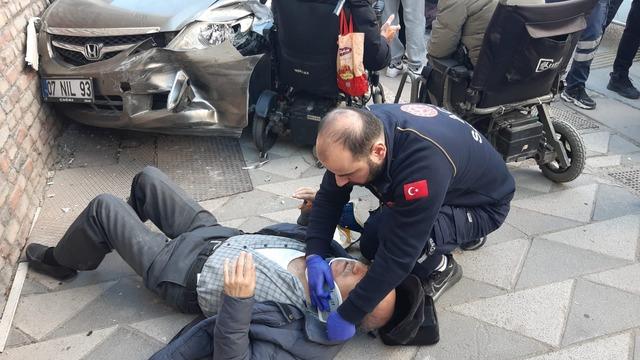 Kırmızı ışıkta duran araca &ccedil;arpan otomobil, yayaların arasına daldı; 5 yaralı 1