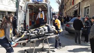 Kırmızı ışıkta duran araca çarpan otomobil, yayaların arasına daldı; 5 yaralı