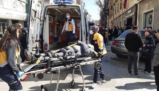 Kırmızı ışıkta duran araca &ccedil;arpan otomobil, yayaların arasına daldı; 5 yaralı