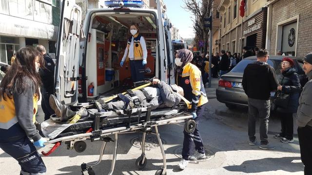 Kırmızı ışıkta duran araca çarpan otomobil, yayaların arasına daldı; 5 yaralı