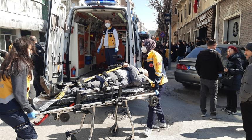 Kırmızı ışıkta duran araca &ccedil;arpan otomobil, yayaların arasına daldı; 5 yaralı