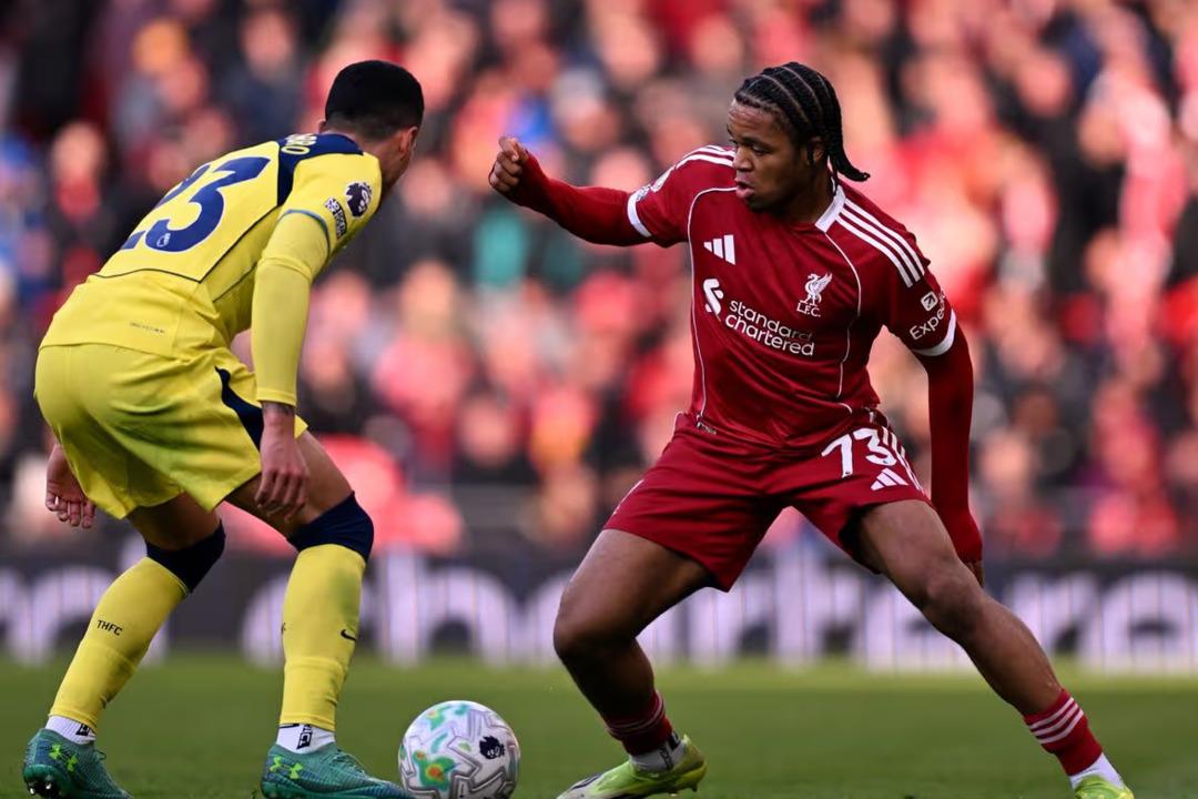 Galatasaray a İngiltere den kötü haber! Efsaneler 17 lik harika çocuğa çıldırdı: "Aslan a karşı kesin 11 oynamalı..." 1