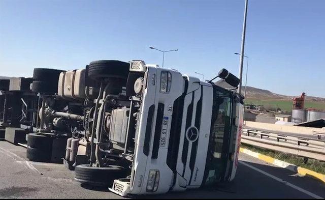 Sivas'ta TIR devrildi; şoför yaralandı