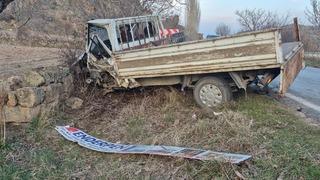 Afyonkarahisar'da kamyonetle hafif ticari aracın çarpışması sonucu bir kişi öldü