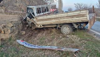 Afyonkarahisar'da kamyonetle hafif ticari aracın &ccedil;arpışması sonucu bir kişi &ouml;ld&uuml;