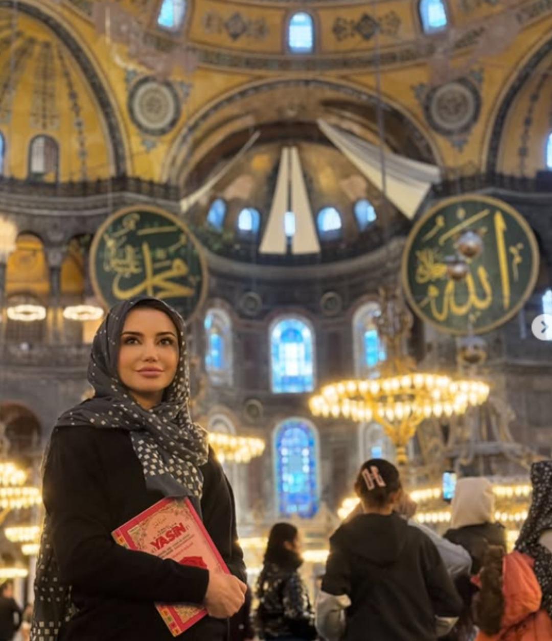 Esra Ezmeci baş&ouml;rt&uuml;l&uuml; pozlarını paylaştı! Sosyal medya ikiye b&ouml;l&uuml;nd&uuml; 1