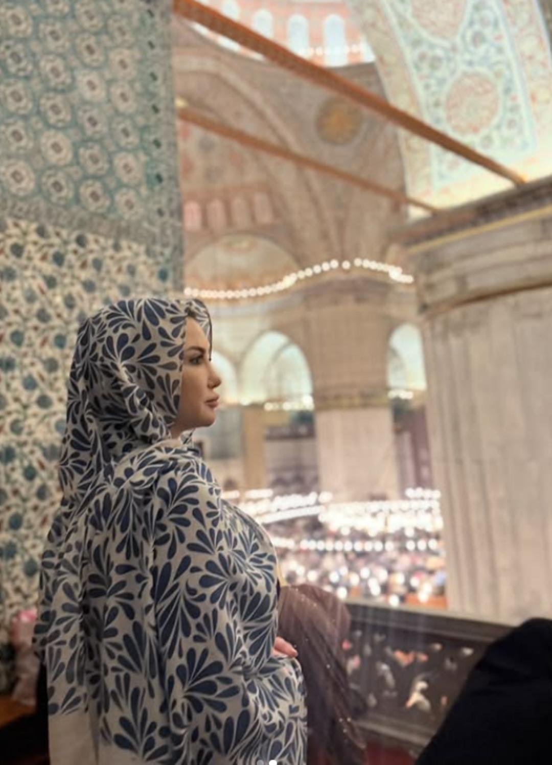 Esra Ezmeci baş&ouml;rt&uuml;l&uuml; pozlarını paylaştı! Sosyal medya ikiye b&ouml;l&uuml;nd&uuml; 2