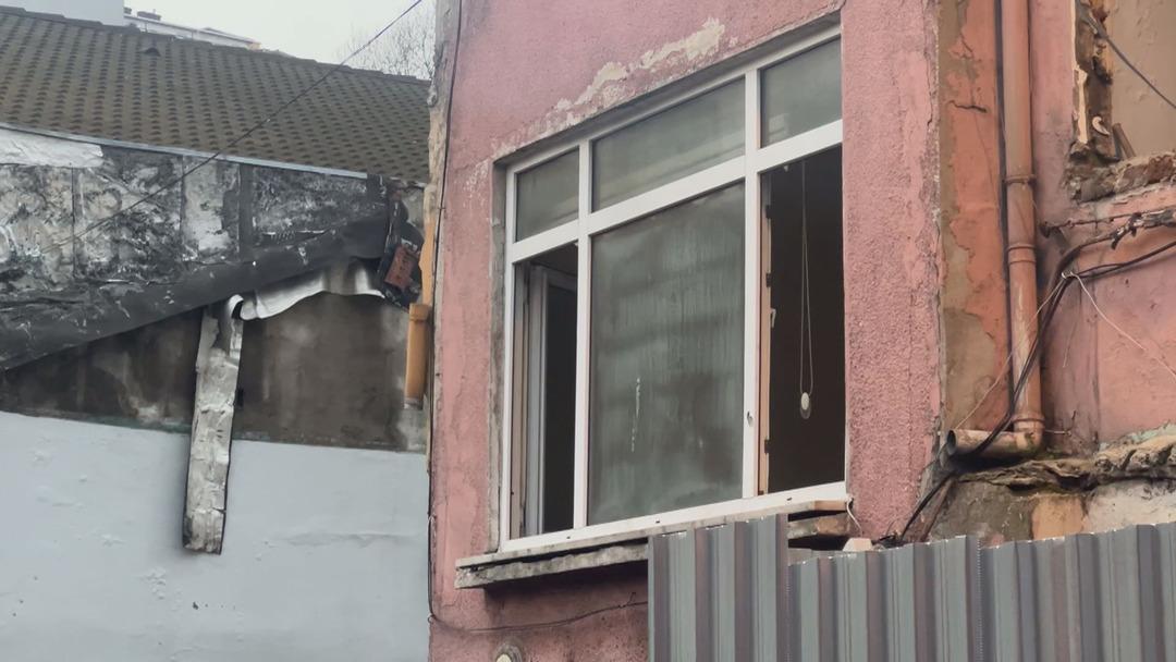 Beyoğlu nda kahreden haber! 2 yaşındaki bebek alevlerin arasında kaldı 2