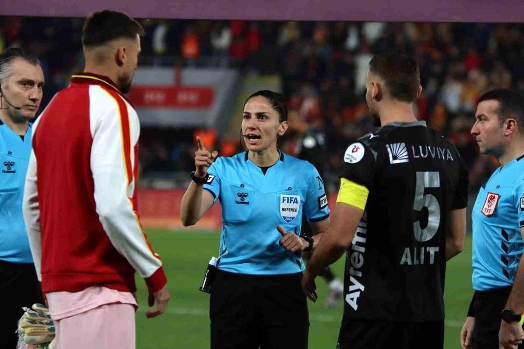 G&ouml;ztepe-Alanyaspor ma&ccedil;ının kayıtları a&ccedil;ıklandı! Kadın hakem Asen Albayrak ın VAR konuşması g&uuml;ndem oldu 1