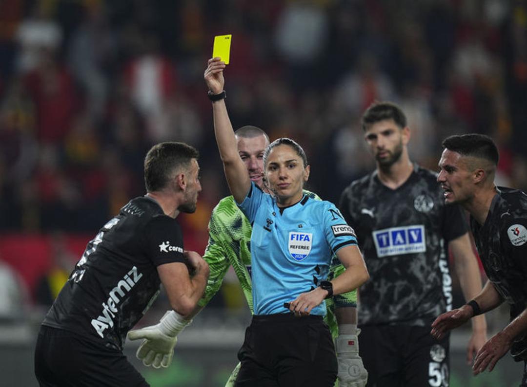 G&ouml;ztepe-Alanyaspor ma&ccedil;ının kayıtları a&ccedil;ıklandı! Kadın hakem Asen Albayrak ın VAR konuşması g&uuml;ndem oldu 2