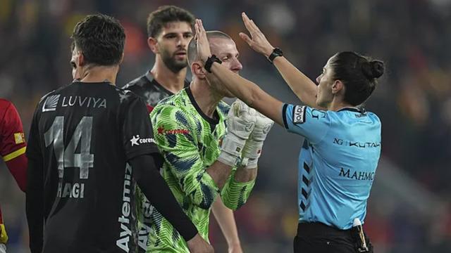 Göztepe-Alanyaspor maçının kayıtları açıklandı! Kadın hakem Asen Albayrak'ın VAR konuşması gündem oldu