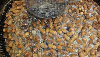 İftar &ouml;ncesi uzun kuyruk! Bu tatlı i&ccedil;in 1 saat bekliyorlar