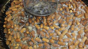 İftar &ouml;ncesi uzun kuyruk! Bu tatlı i&ccedil;in 1 saat bekliyorlar