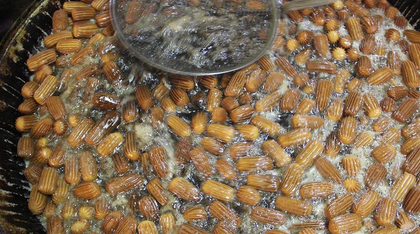 İftar &ouml;ncesi uzun kuyruk! Bu tatlı i&ccedil;in 1 saat bekliyorlar