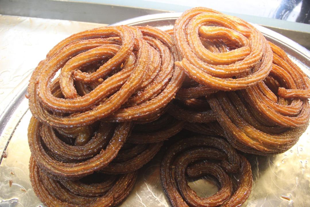 İftar &ouml;ncesi uzun kuyruk! Bu tatlı i&ccedil;in 1 saat bekliyorlar 1