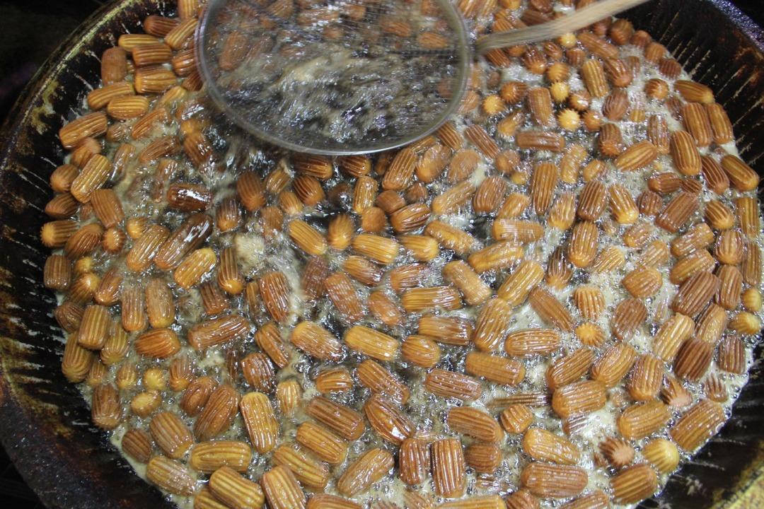 İftar &ouml;ncesi uzun kuyruk! Bu tatlı i&ccedil;in 1 saat bekliyorlar 2