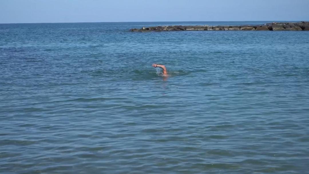 5 yıldır yaz kış demeden kendini Karadeniz sularına bırakıyor! Kız Kulesi nden Rize Pazar a y&uuml;z&uuml;yor 2