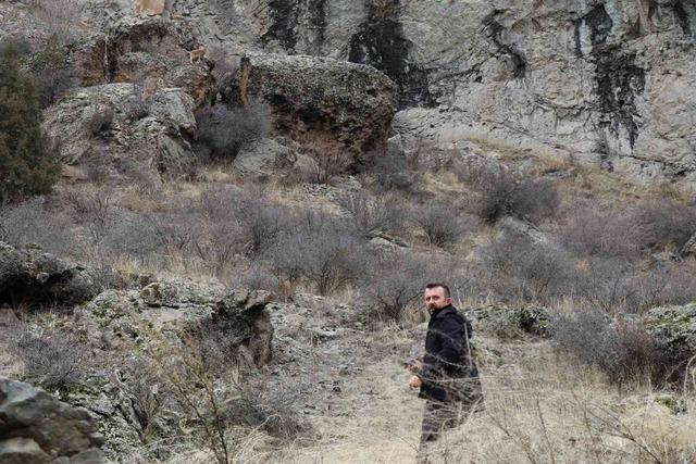 Erzurum&rsquo;da ka&ccedil;ak avcılar yaban ke&ccedil;isini yaraladı 3