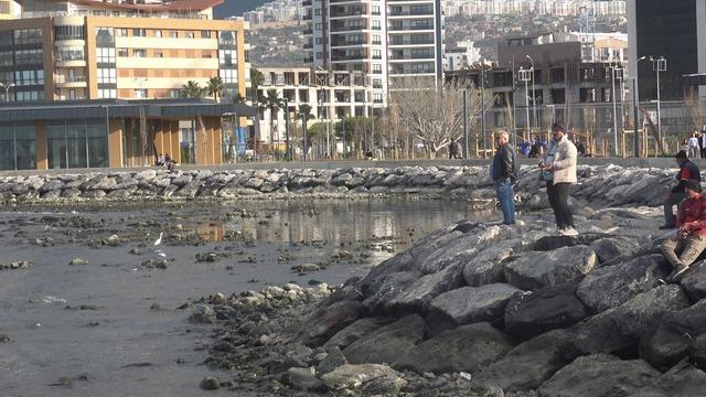 Kuvvetli fırtına sonrası İskenderun K&ouml;rfezi&rsquo;nde deniz suyu &ccedil;ekildi 1