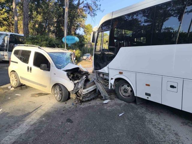Manavgat&rsquo;ta servis otob&uuml;s&uuml; ile hafif ticari ara&ccedil; &ccedil;arpıştı 3