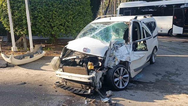 Manavgat&rsquo;ta servis otob&uuml;s&uuml; ile hafif ticari ara&ccedil; &ccedil;arpıştı 2