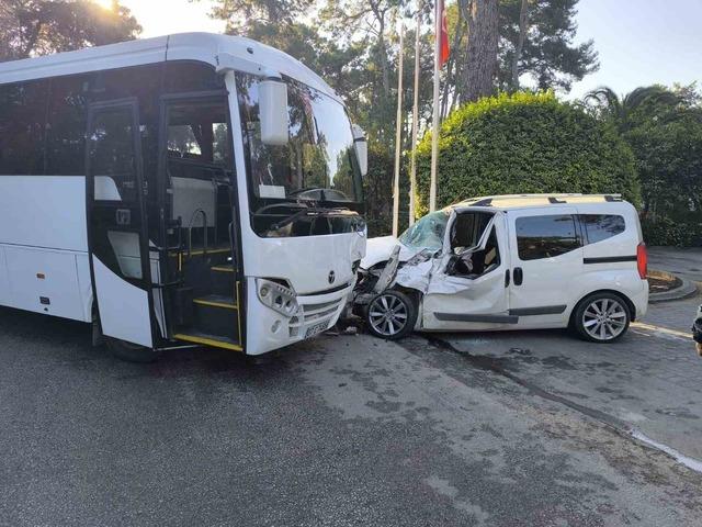 Manavgat&rsquo;ta servis otob&uuml;s&uuml; ile hafif ticari ara&ccedil; &ccedil;arpıştı 1