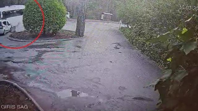 Manavgat’ta servis otobüsü ile hafif ticari araç çarpıştı