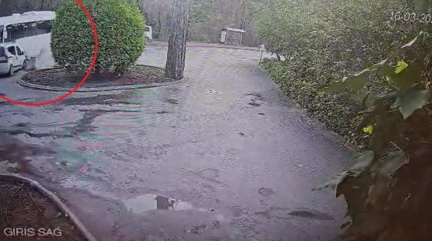 Manavgat&rsquo;ta servis otob&uuml;s&uuml; ile hafif ticari ara&ccedil; &ccedil;arpıştı