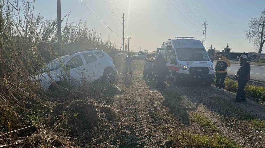 Manavgat&rsquo;ta otomobil tarlaya u&ccedil;tu